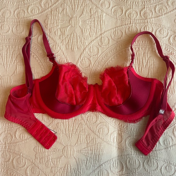VS lace underwire bra, like new, 34D - Picture 2 of 4